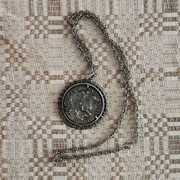 Vintage Commemorative American Bicentennial pendant necklace of pewter - Picture 2 of 3